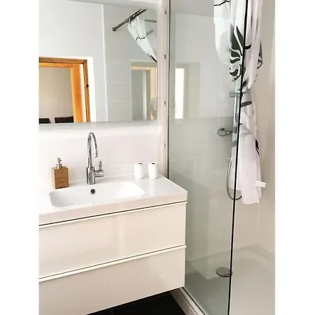 With 2 Bedrooms Semesterbostad